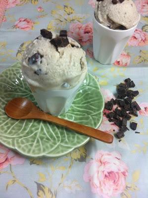 Helado De Plátano Y Vainilla Con Chips De Chocolate Helado De Plátano Y Vainilla Con Chips De Chocolate