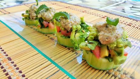 Canapés de pepino con pico de gallo y crema de atún falso Canapés de pepino con pico de gallo y crema de atún falso