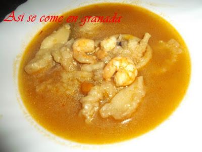 Sopa de pescado frito y marisco