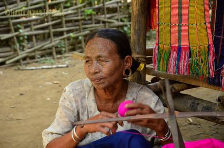 Mujer chin con la cara tatuada harta de posar para los fotógrafos Mujer chin con la cara tatuada harta de posar para los fotógrafos