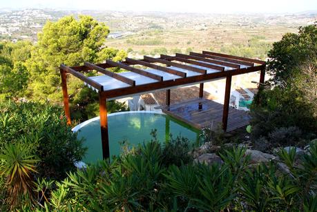 Primera piscina natural depurada por un jardín vertical. Primera piscina natural depurada por un jardín vertical.
