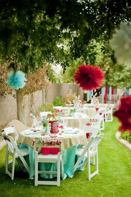 Decoración para bodas con pompones en jardín
