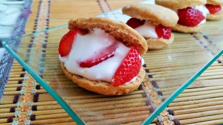Pastelitos veganos de merengue y fresas Pastelitos veganos de merengue y fresas