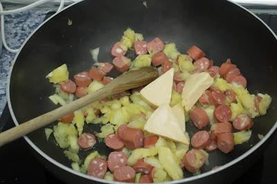 Calabacines rellenos de provolone y salchichas Calabacines rellenos de provolone y salchichas