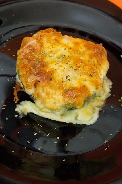 Calabacines rellenos de provolone y salchichas Calabacines rellenos de provolone y salchichas