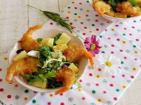 Ensalada de langostinos en tempura y piña Ensalada de langostinos en tempura y piña