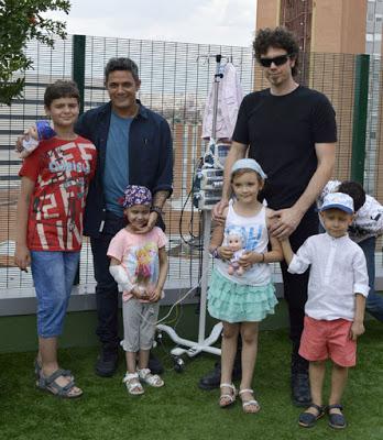 Alejandro Sanz visita a los niños del Doce de Octubre