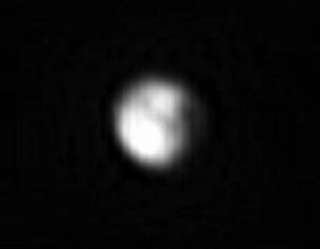 Primera estructura geológica identificable en Plutón. Una gran línea oscura