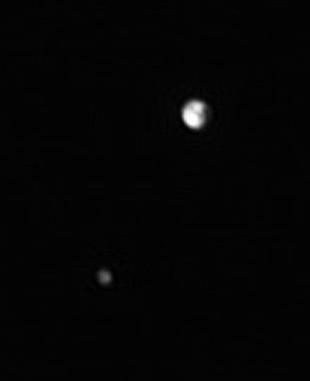 Primera estructura geológica identificable en Plutón. Una gran línea oscura