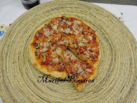 Pizza de masa integral de jamón york, bacon, champiñon, pimientos de piquillo y queso. Pizza de masa integral de jamón york, bacon, champiñon, pimientos de piquillo y queso.