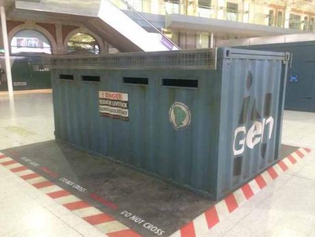 Los velociraptores de Jurassic World invaden la estación Waterloo de Londres Contenedor Jurassic World