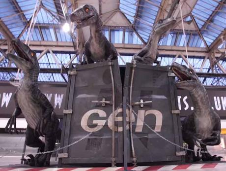 Los velociraptores de Jurassic World invaden la estación Waterloo de Londres jurassic-world-velociraptores