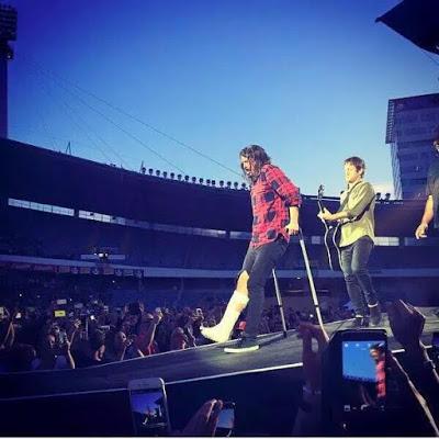 Dave Grohl se rompe una pierna en plena actuación y termina el concierto escayolado