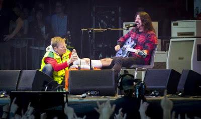 Dave Grohl se rompe una pierna en plena actuación y termina el concierto escayolado