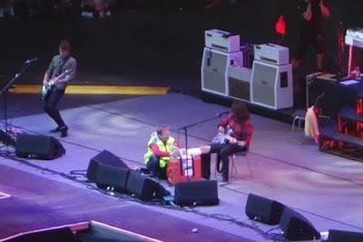 Dave Grohl se rompe una pierna en plena actuación y termina el concierto escayolado