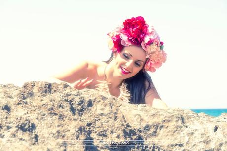 Tocados Con Flores Para Este Verano De Floristeria Juani chica entre las rocas con tocado de flores