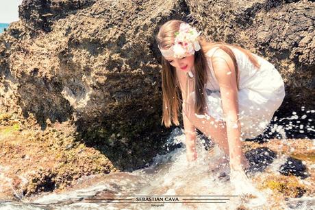 Tocados Con Flores Para Este Verano De Floristeria Juani chica con corona de flores junto a las olas de las playas de mazarron