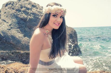 Tocados Con Flores Para Este Verano De Floristeria Juani modelo posando junto al mar con corona de flores