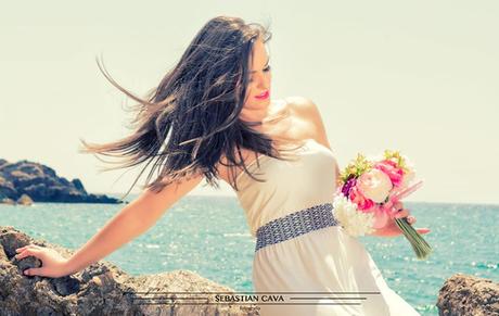 Tocados Con Flores Para Este Verano De Floristeria Juani modelo junto al mar con ramo de flores