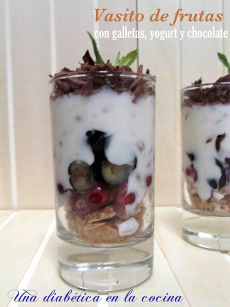 Vasitos de frutas con galletas, yogurt y chocolate sin azúcares añadidos