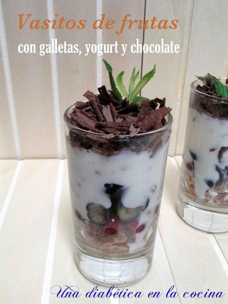 Vasitos de frutas con galletas, yogurt y chocolate sin azúcares añadidos