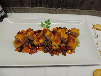 Salchichas empanadas con pan rallado con queso, ajo y perejil, con acompañamiento de cebolla, calabacin y pimientos a la planchas. Salchichas empanadas con pan rallado con queso, ajo y perejil, con acompañamiento de cebolla, calabacin y pimientos a la planchas.