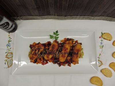 Salchichas empanadas con pan rallado con queso, ajo y perejil, con acompañamiento de cebolla, calabacin y pimientos a la planchas. Salchichas empanadas con pan rallado con queso, ajo y perejil, con acompañamiento de cebolla, calabacin y pimientos a la planchas.