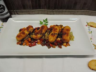 Salchichas empanadas con pan rallado con queso, ajo y perejil, con acompañamiento de cebolla, calabacin y pimientos a la planchas. Salchichas empanadas con pan rallado con queso, ajo y perejil, con acompañamiento de cebolla, calabacin y pimientos a la planchas.