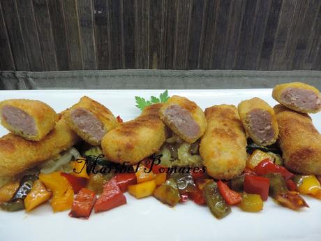 Salchichas empanadas con pan rallado con queso, ajo y perejil, con acompañamiento de cebolla, calabacin y pimientos a la planchas. Salchichas empanadas con pan rallado con queso, ajo y perejil, con acompañamiento de cebolla, calabacin y pimientos a la planchas.