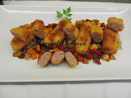 Salchichas empanadas con pan rallado con queso, ajo y perejil, con acompañamiento de cebolla, calabacin y pimientos a la planchas. Salchichas empanadas con pan rallado con queso, ajo y perejil, con acompañamiento de cebolla, calabacin y pimientos a la planchas.