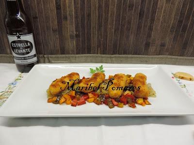 Salchichas empanadas con pan rallado con queso, ajo y perejil, con acompañamiento de cebolla, calabacin y pimientos a la planchas. Salchichas empanadas con pan rallado con queso, ajo y perejil, con acompañamiento de cebolla, calabacin y pimientos a la planchas.