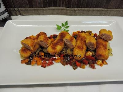 Salchichas empanadas con pan rallado con queso, ajo y perejil, con acompañamiento de cebolla, calabacin y pimientos a la planchas. Salchichas empanadas con pan rallado con queso, ajo y perejil, con acompañamiento de cebolla, calabacin y pimientos a la planchas.