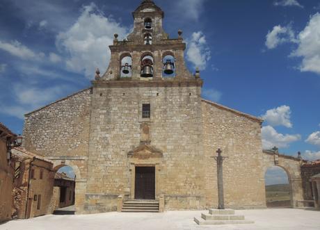 Iglesia de Santa María, cuyos arcos laterales dan acceso a sendas calles de Maderuelo