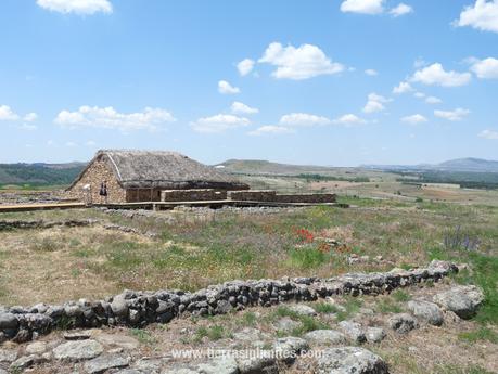 Soria, 200 kilómetros y 100 años Reconstrucción de casa romana en Numancia