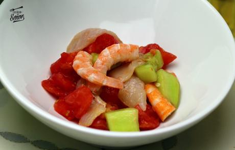 Ensalada de tomate rosa, pepino, langostinos y bacalao ahumado