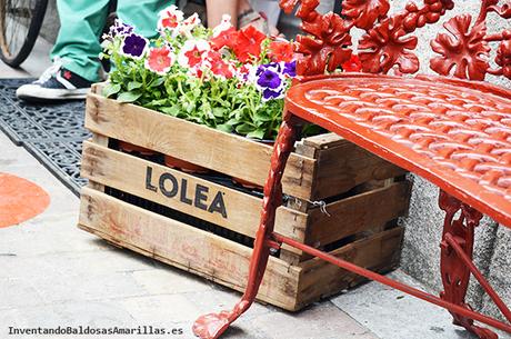 Caja de frutas decorada con un stencil.