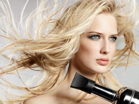 Consejos para cuidar el cabello fino mujer secándose el pelo