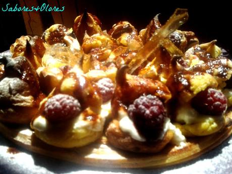 TARTA DE PROFITEROLES CON FRAMBUESAS Y CRISTALES DE CARAMELO TARTA DE PROFITEROLES CON FRAMBUESAS Y CRISTALES DE CARAMELO