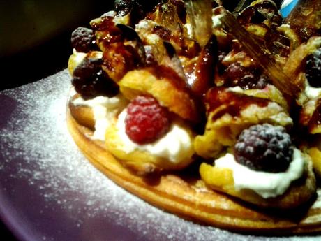 TARTA DE PROFITEROLES CON FRAMBUESAS Y CRISTALES DE CARAMELO TARTA DE PROFITEROLES CON FRAMBUESAS Y CRISTALES DE CARAMELO
