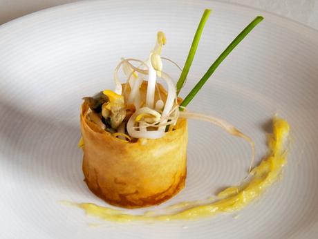 Ensalada de brotes y berberechos con alioli de ajos asados Ensalada de brotes y berberechos con alioli de ajos asados