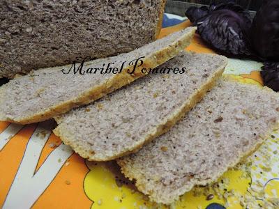 Pan integral de col lombarda. Pan integral de col lombarda.