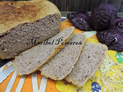 Pan integral de col lombarda. Pan integral de col lombarda.