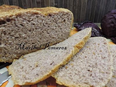 Pan integral de col lombarda. Pan integral de col lombarda.