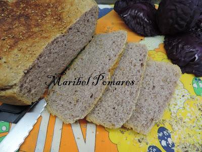 Pan integral de col lombarda. Pan integral de col lombarda.