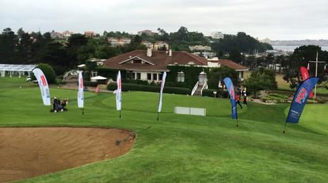 Foto tomada desde el Green del 18, con el Tee del uno y la Casa Club al fondo