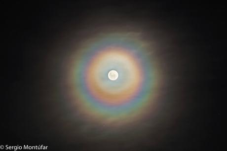 Una corona lunar llena de colores