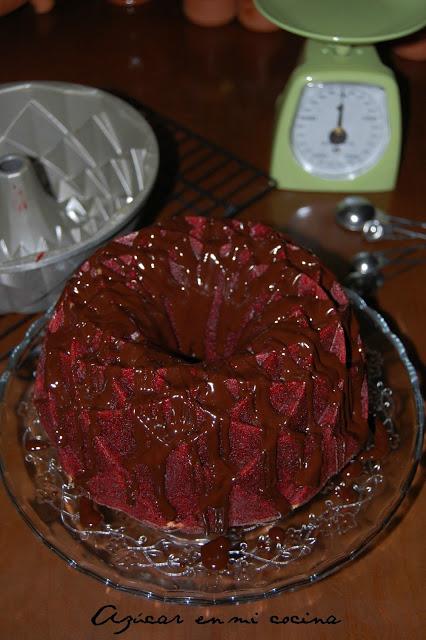 Red Velvet Bundt Cake con cobertura de chocolate y canela
