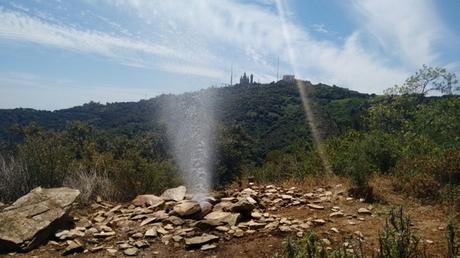 Una marca de agua da que hablar en las redes con un falso géiser en una montaña de Barcelona Una marca de agua da que hablar en las redes con un falso géiser en una montaña de Barcelona