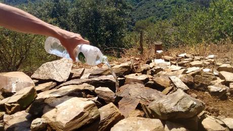 Una marca de agua da que hablar en las redes con un falso géiser en una montaña de Barcelona Una marca de agua da que hablar en las redes con un falso géiser en una montaña de Barcelona