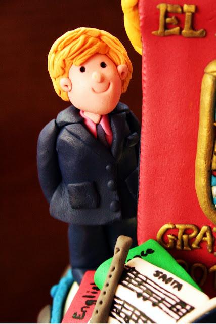 Celebrar un homenaje y una graduación Celebrar un homenaje y una graduación